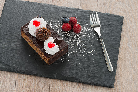 巧克力蛋糕一块育肥巧克力烹饪糕点奶油甜点美食覆盆子食物派对图片