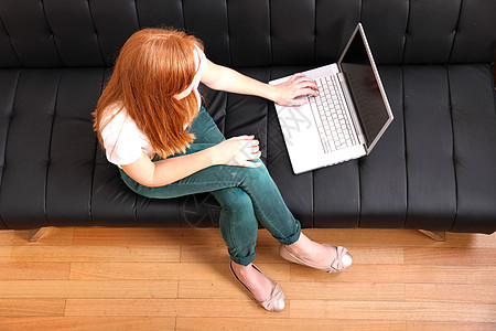 带笔记本电脑的红头女青年女性手表青少年屏幕女士木地板沙发客厅头发女孩图片