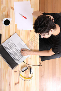 在木制 Des 上工作文档男性办公桌监视器软垫屏幕电脑笔记本笔记技术图片