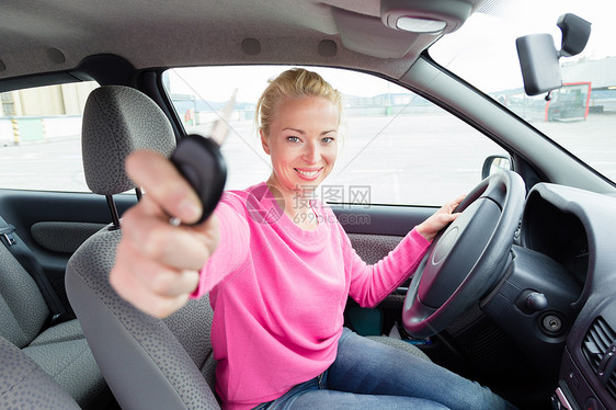 女司机出示车钥匙零售航海女性执照冒险考试驾驶微笑旅行窗户图片