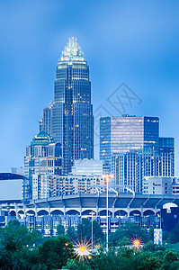 看着Charlotte 在皇后市财政区 从di观光风景旅行商业蓝色住宅区大楼摩天大楼场景街道图片