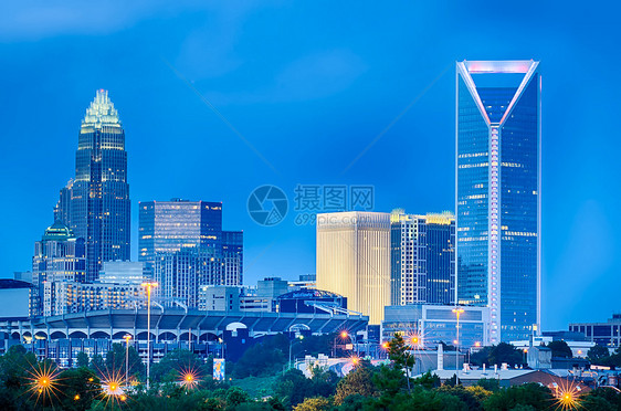 看着Charlotte 在皇后市财政区 从di地标街道观光商业场景旅行建筑物景观摩天大楼蓝色图片