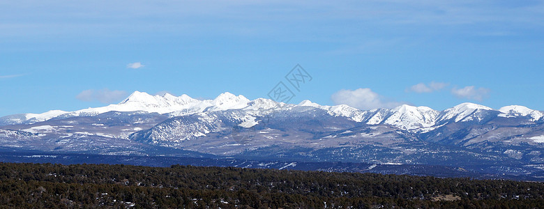 落岩山冬季视图荒野太阳顶峰季节旅游全景岩石天空滑雪高度图片