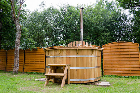 农村木制水热水浴缸 配有楼梯花园院子图片