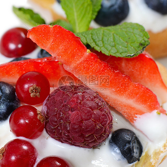 果子 草莓和草莓的利润宏观鞭打甜点馅饼薄荷食物蛋糕盘子面包小吃图片