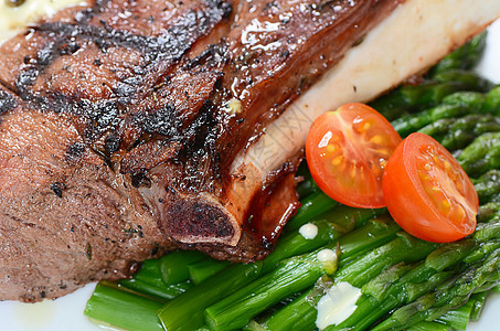 羊肉夹在烧烤架上草本植物美食用餐菜肴奢华午餐餐厅蔬菜盘子鹿肉图片