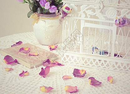 用玫瑰花瓣在桌上的书记忆紫丁香阅读植物花瓶写作历史日记圣经透雕图片
