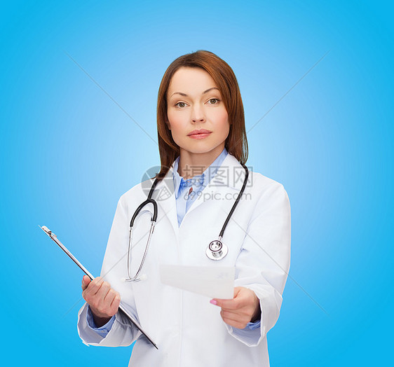使用剪贴板的平静女性医生学家医院女士卫生笔记写作员工帮助处方工人图片