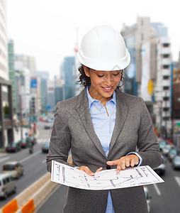 穿着白头盔和蓝图的女商务人士建筑摩天大楼城市商业建设者爆炸工作方案绘画手指图片