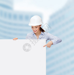 戴头盔的女商务人士用手指对着板女士承包商开发商建筑物女性财产企业家人士拉丁工作图片
