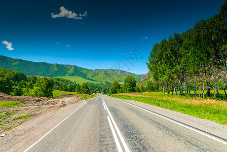 穿越山地平滑的汽车顺畅路线图片