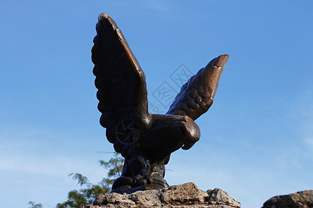 北高加索地区标志性地标的山顶记忆蓝色建筑师建筑学天空季节天蓝色雕像岩石纪念碑图片
