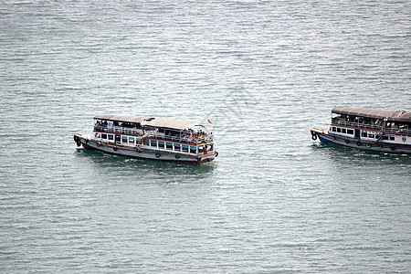 托巴湖渡轮船乘客风景鸟羽运输血管旅行航海图片