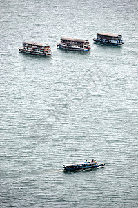 托巴湖渡轮船风景血管乘客旅行航海鸟羽运输图片