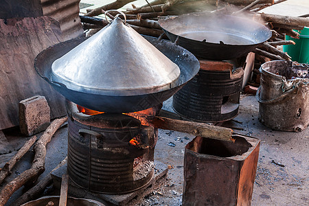 在蒸锅机中做甜点餐具古董燃烧平底锅锅炉黑色蒸汽食物炊具烹饪图片