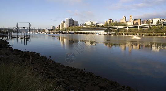 北塔科马(Tacoma)华盛顿河滨河大楼图片