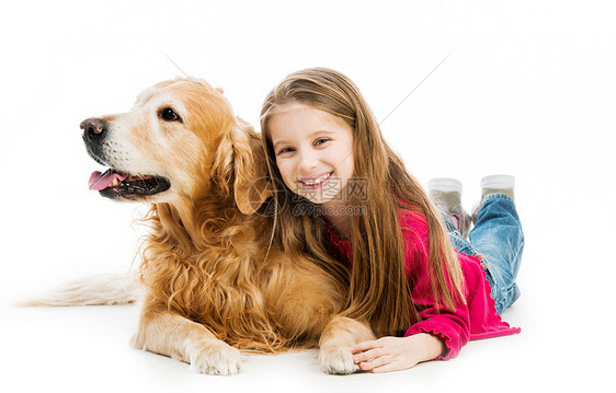 剥削女童和小女孩快乐猎犬童年乐趣棕色孩子女孩拥抱头发毛皮图片