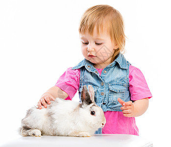 育有兔子的婴儿毛皮女孩孩子男生宠物野兔童年动物女儿耳朵图片