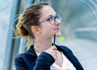 生机勃勃的低级执行官思想的户外肖像女士思维职业商业沉思金发人士白色福利打工妹图片