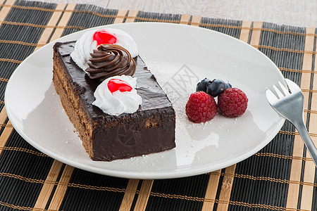 巧克力蛋糕一块面包托盘水果覆盆子糕点育肥奶油烹饪巧克力石板图片