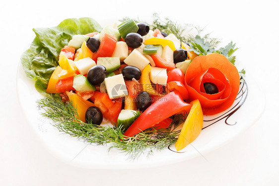 希腊沙拉白色莴苣盘子午餐长叶黄色食物胡椒绿色黑色图片