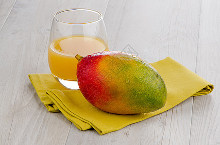新鲜芒果汁黄色奶油状水壶热带情调异国水果橙子服务液体图片