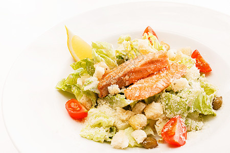 含鲑鱼的caesar沙拉莴苣生产厨房面包块食物调味品蔬菜用具产品长叶图片