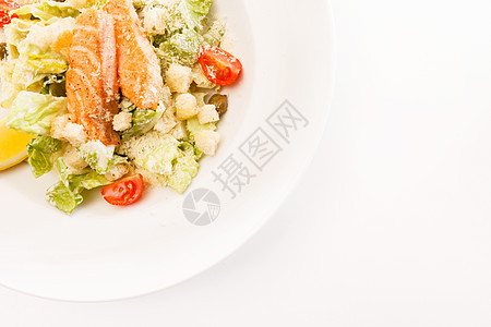 含鲑鱼的caesar沙拉长叶烹饪莴苣食谱食物调味品油炸用具产品厨房图片