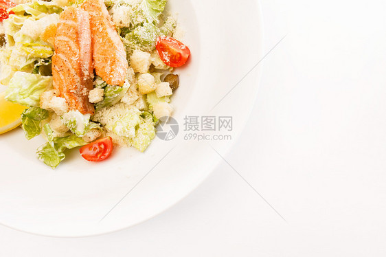 含鲑鱼的caesar沙拉长叶烹饪莴苣食谱食物调味品油炸用具产品厨房图片