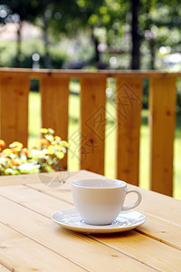 咖啡杯享受杯子菜肴热饮牛奶泡沫棕色咖啡桌子阳台图片