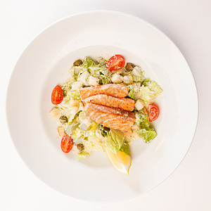 含鲑鱼的caesar沙拉食物产品食谱用具长叶调味品烹饪莴苣生产面包块图片
