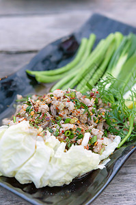 辣辣薄煎猪肉盘子香料猪肉洋葱美食食物沙拉蔬菜绿色图片