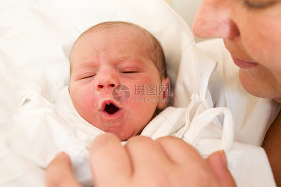 在医院里哭着的新生儿小时孩子女孩白色女性生活新生童年后代婴儿图片