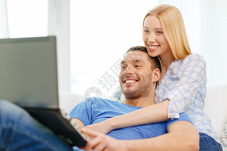在家带笔记本电脑的幸福快乐情侣互联网家庭女朋友夫妻技术房间娱乐女孩男性视频图片