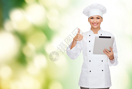 配有平板电脑的笑着女厨师食物微笑服务成人食谱餐厅美食工人管理人员女性图片