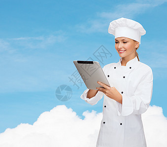 配有平板电脑的笑着女厨师帽子面包师互联网幸福药片酒店成人技术服务女士图片