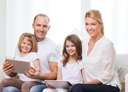 拥有平板电脑和电脑的两名孩子知识女儿互联网家庭青春期微笑成人青少年父母幸福图片