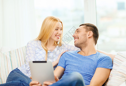 在家带着平板电脑的幸福快乐情侣男生夫妻男人女性上网成人女朋友技术男性互联网背景图片