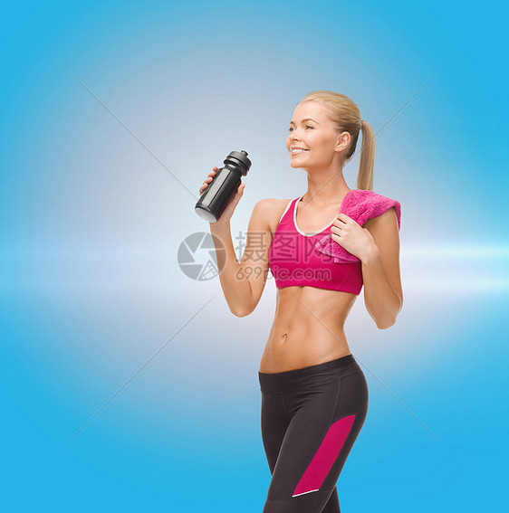 运动女运动员用自运动者瓶装水喝的饮用水口渴健康毛巾身体瓶子数字运动装女孩液体教练图片