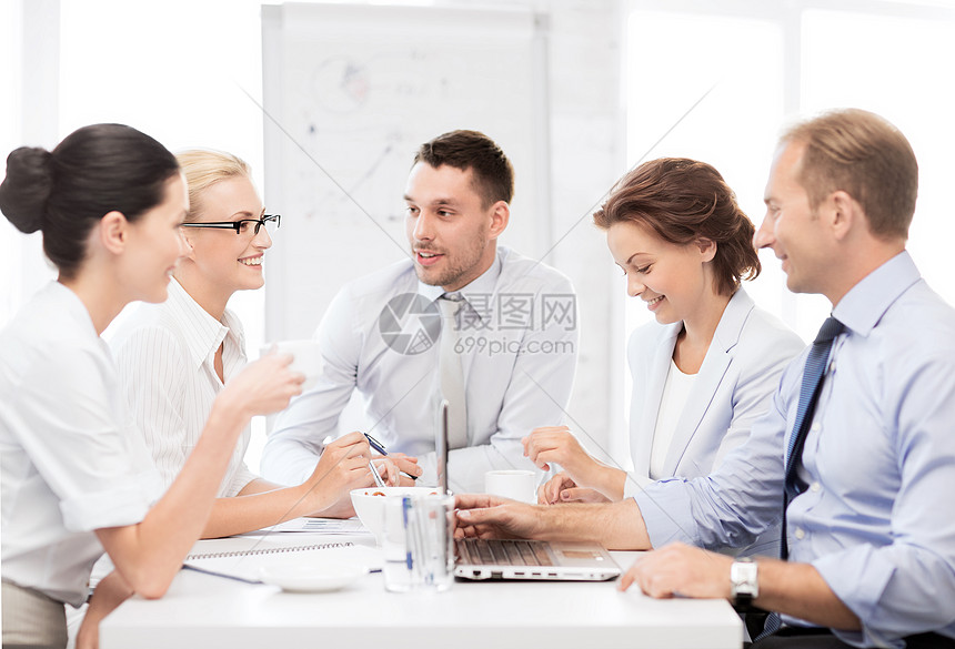 企业团队在办公室开会会议公司战略互动头脑讨论同事电脑导演工人笔记图片