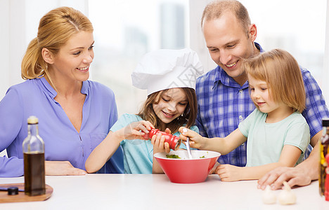 有两个孩子在家做晚饭的幸福家庭微笑食物厨房童年教学男人烹饪帽子胡椒女士图片
