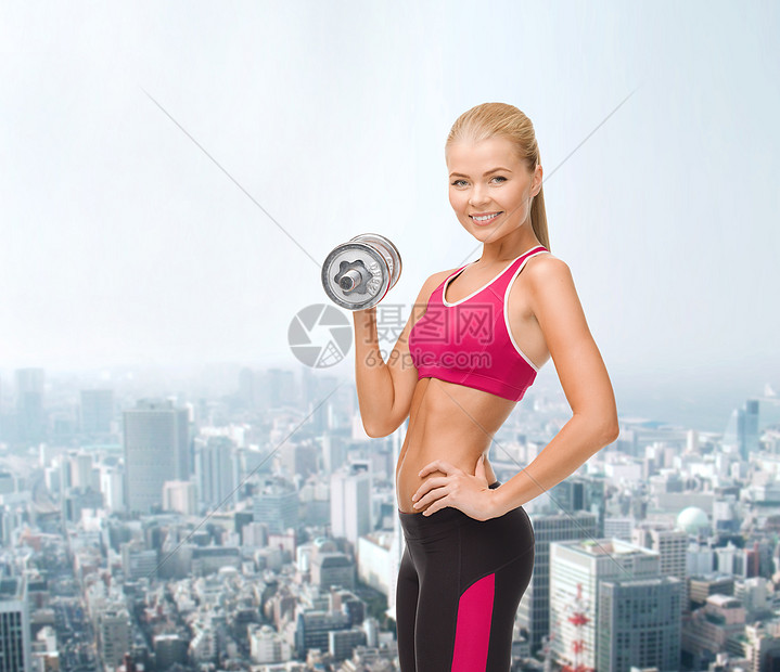 带着重钢的哑巴微笑的女人锻炼中心运动减肥数字损失城市饮食女孩重量图片