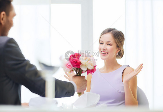 令人惊讶的女士在收复花束男性牡丹玫瑰庆典订婚餐厅花朵纪念日周年眼镜图片