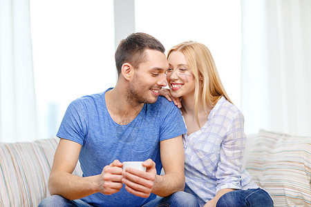 用茶杯或咖啡和妻子一起微笑的男人早餐女孩女性成人房间夫妻家庭长椅男性男生图片