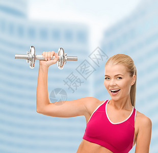 带着重钢的哑巴微笑的女人运动装城市运动员肌肉培训师运动饮食重量女孩损失图片