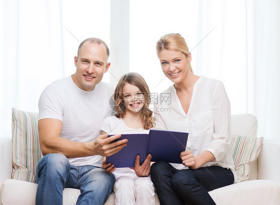 带着微笑的父母和小女儿在家一起成人孩子女士幸福女学生童年青少年休闲知识父亲图片