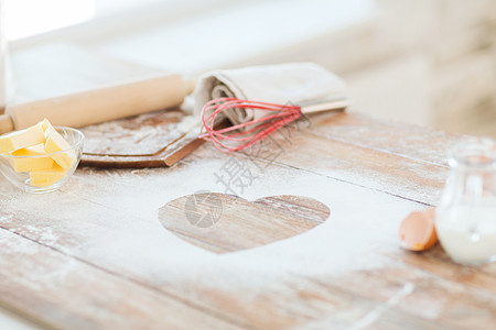 家里木桌上面粉的心脏紧闭烹饪毛巾木板黄油食物用具营养桌子面团烘烤图片