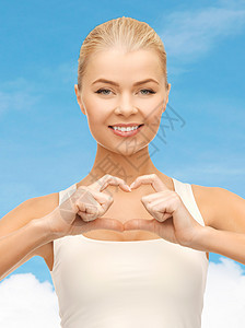 微笑的女士显示心形动作胸部治疗恋情蓝色手势保健疾病攻击女孩心脏病学图片