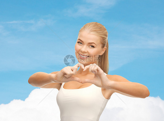 微笑的女士显示心形动作蓝色攻击帮助生活女性胸部药品诊所手势风险图片