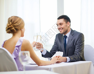 一对夫妇在餐厅 喝香槟的杯子恋人男性女性周年女朋友丈夫幸福眼镜家庭纪念日图片
